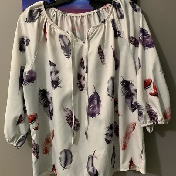 3/$25 Feather print peasant blouse. 3/4 puff sleeves. Relaxed boho summer top